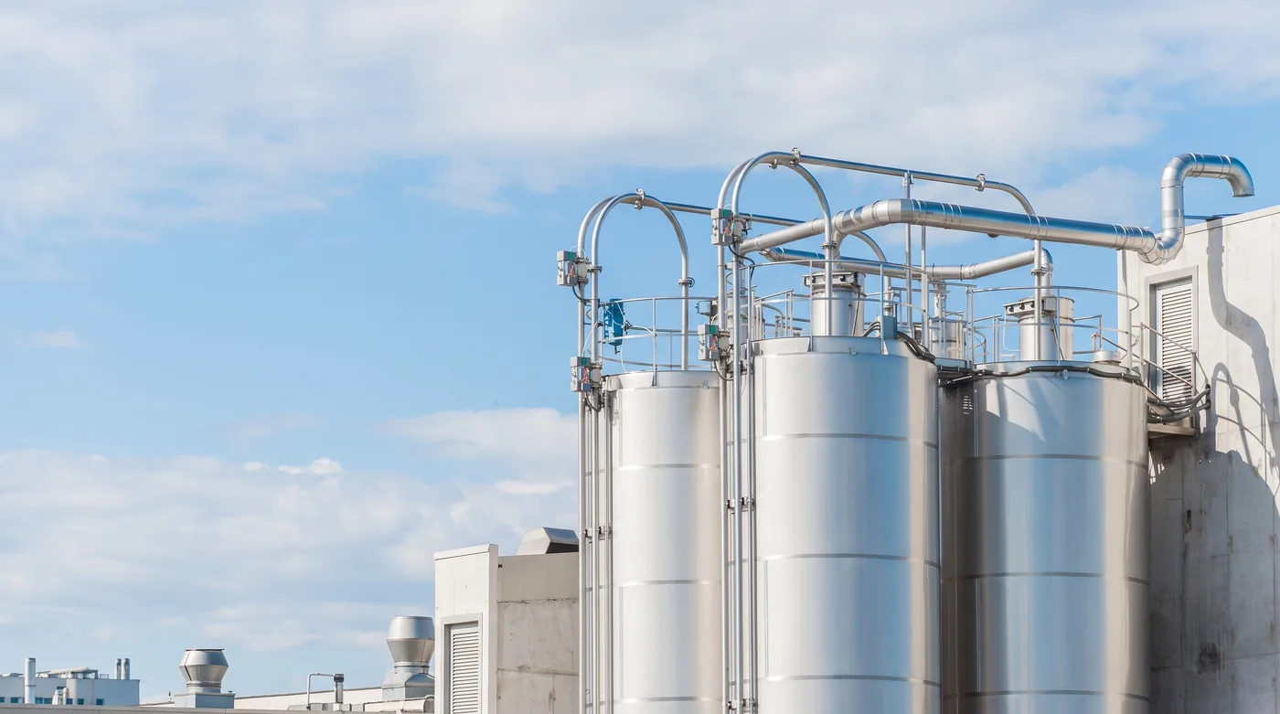 Cuves et tuyauteries d'une usine chimique