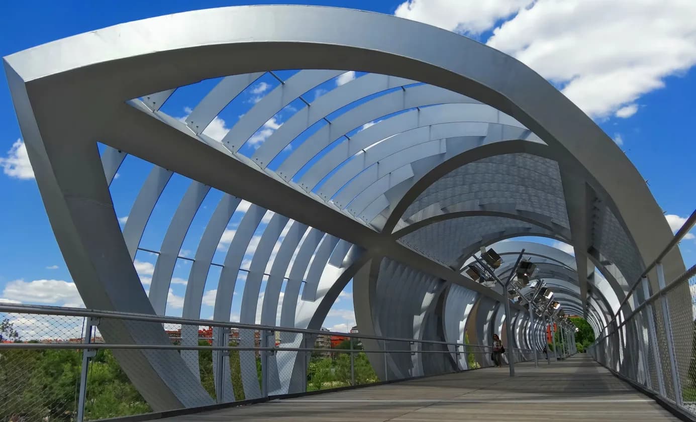 Passerelle à structure métallique cintrée